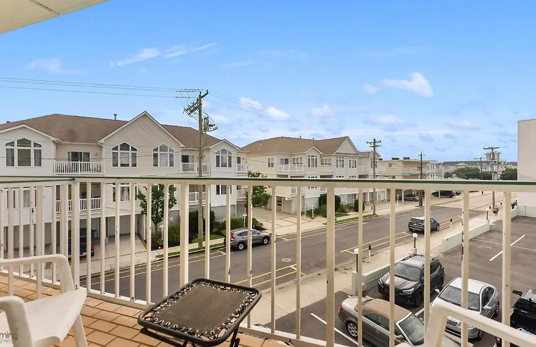 1 Bedroom 1 Bath Condo W/ A Gorgeous Pool & Sundeck!-1