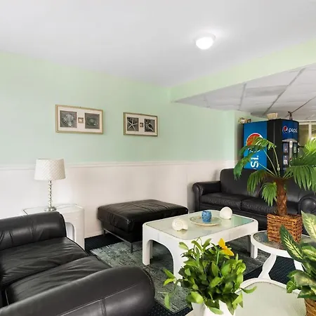 1 Bedroom 1 Bath Condo W/ A Gorgeous Pool & Sundeck!-3